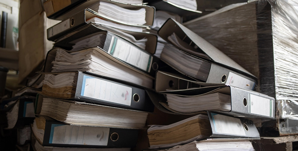 Archivio cartaceo disorganizzato che rallenta la gestione dei documenti aziendali